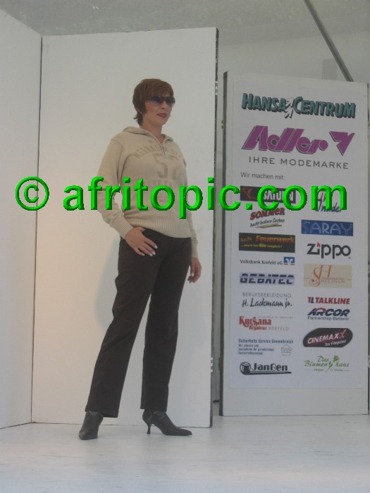 ../Images/Krefeld-Strssenmodenschau-2005 402.jpg